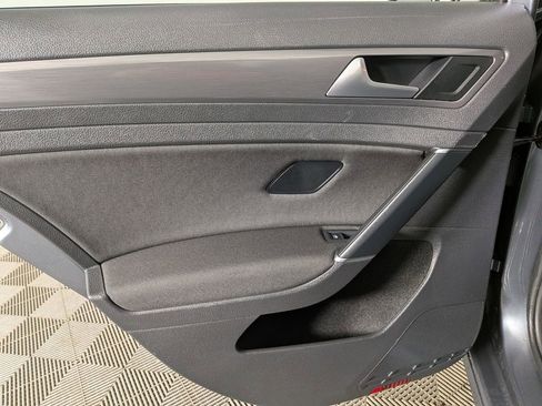 Used 2019 Volkswagen Golf S image 33