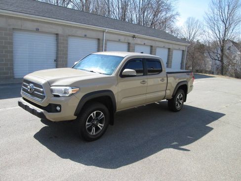 Used 2016 Toyota Tacoma TRD Off-Road w/ Towing Package image 2