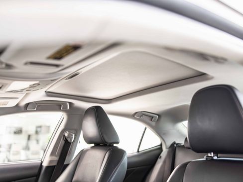 Used 2017 Lexus IS 300 AWD image 18