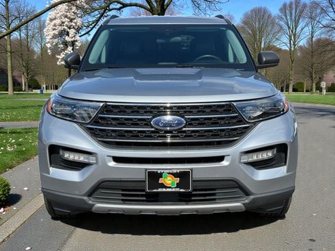 Used 2023 Ford Explorer XLT w/ Equipment Group 202A AWD/4WD image 3