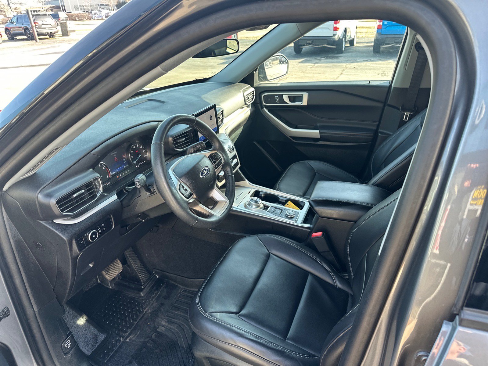 Used 2023 Ford Explorer XLT w/ Equipment Group 202A AWD/4WD image 10