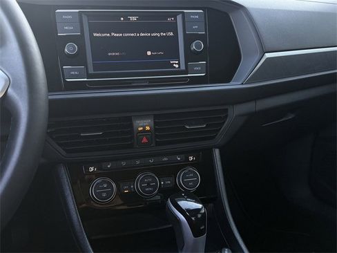 Certified 2024 Volkswagen Jetta SE w/ Panoramic Sunroof Package image 13