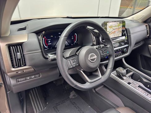 Used 2024 Nissan Pathfinder Platinum FWD image 14