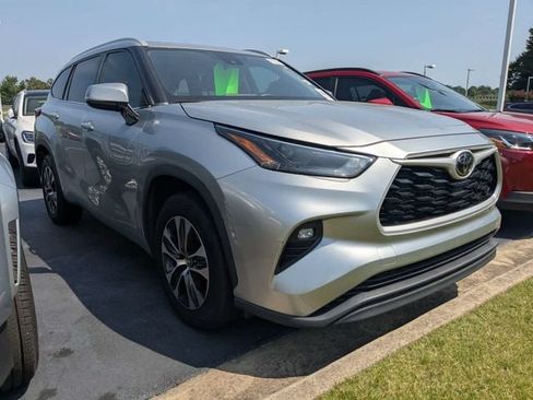 Used 2022 Toyota Highlander XLE FWD image 2