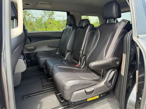 Used 2025 Kia Carnival FWD image 14