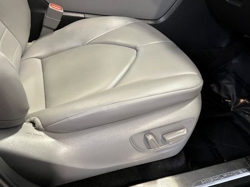 Used 2023 Toyota Highlander XLE image 14