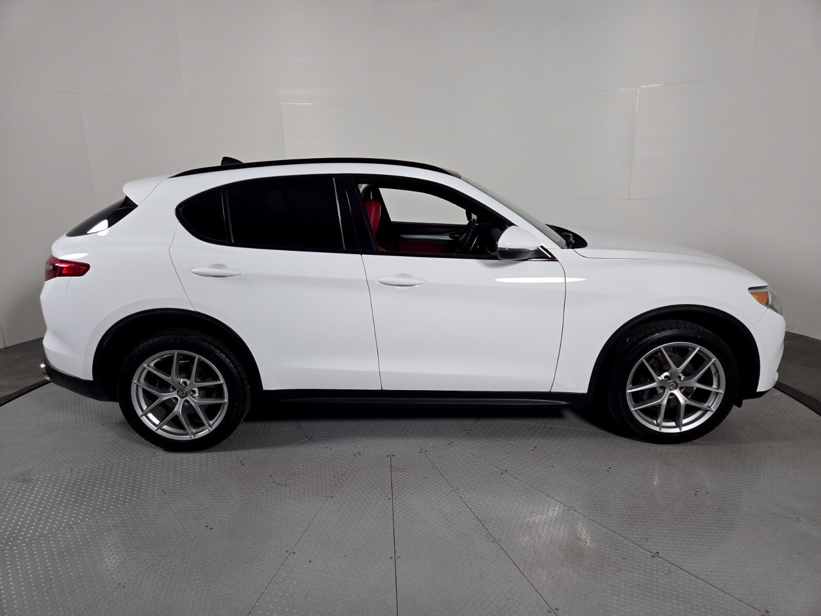Used 2018 Alfa Romeo Stelvio Ti Sport AWD/4WD image 6