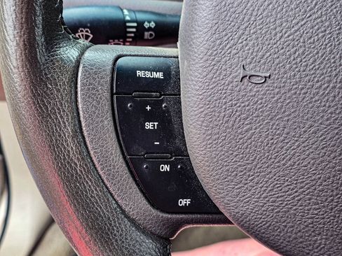 Used 2006 Lincoln Town Car Signature Limited image 15