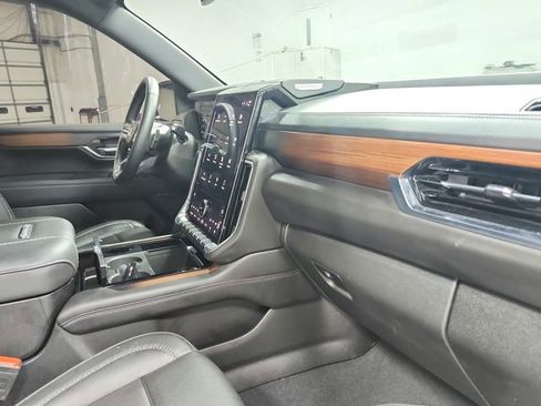 Used 2025 GMC Yukon XL Denali AWD/4WD image 37