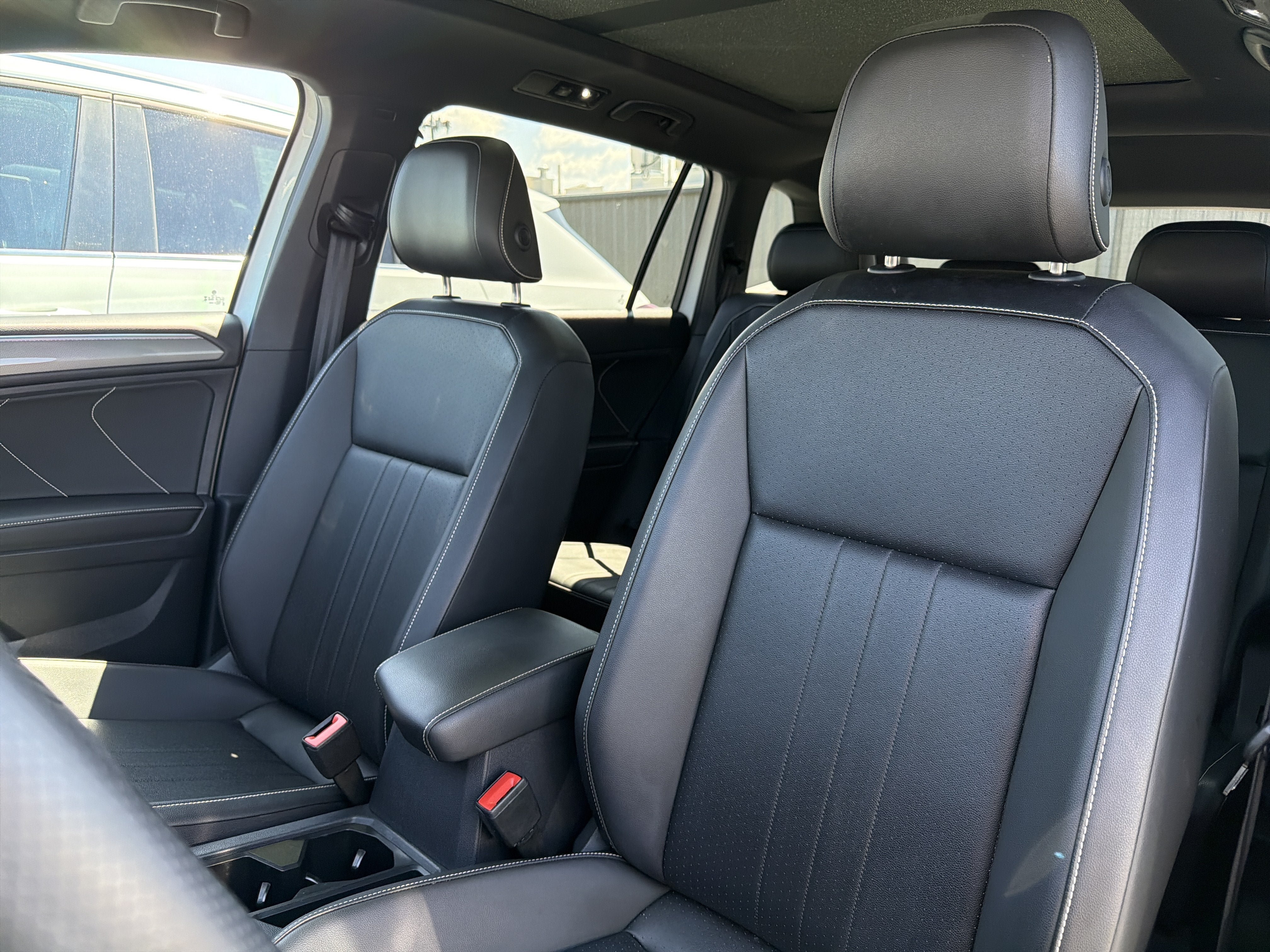 Used 2024 Volkswagen Tiguan SE R-Line AWD/4WD image 9