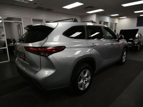 Used 2023 Toyota Highlander L FWD image 7