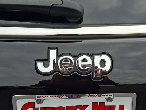 Used 2023 Jeep Compass Latitude image 17