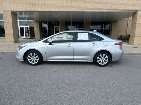 Used 2022 Toyota Corolla LE FWD image 1
