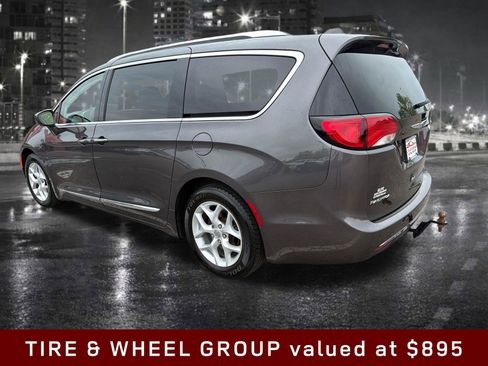 Used 2018 Chrysler Pacifica Touring-L Plus w/ Tire & Wheel Group FWD image 4