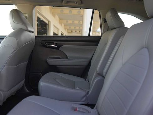 Used 2023 Toyota Highlander XLE FWD image 14