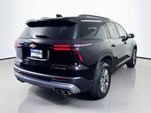 Used 2025 Chevrolet Traverse LT image 8