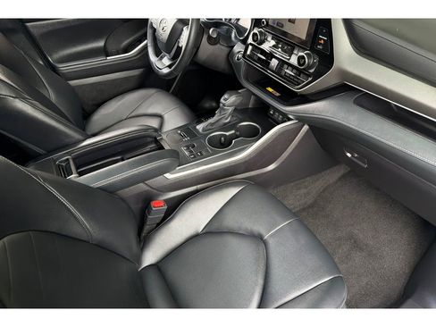 Certified 2025 Toyota Highlander XLE FWD image 19
