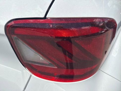 Used 2024 Hyundai Venue SE FWD image 33