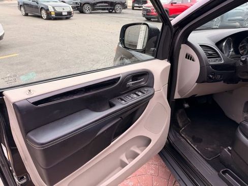 Used 2019 Dodge Grand Caravan SXT image 12