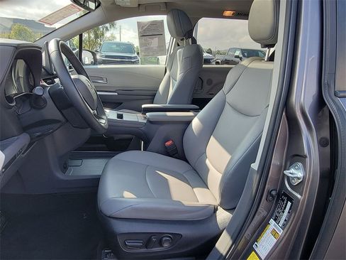 Used 2022 Toyota Sienna XLE image 19