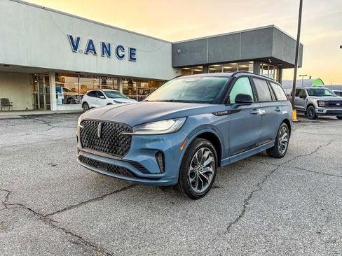 New 2026 Lincoln Aviator AWD w/ Jet Appearance Package image 3