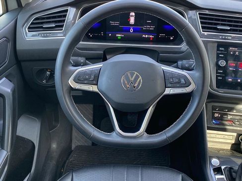 Certified 2022 Volkswagen Tiguan SE w/ Panoramic Sunroof Package image 5