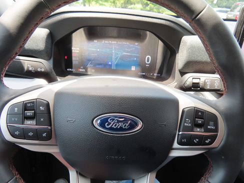 Used 2025 Ford Explorer Active AWD/4WD image 21