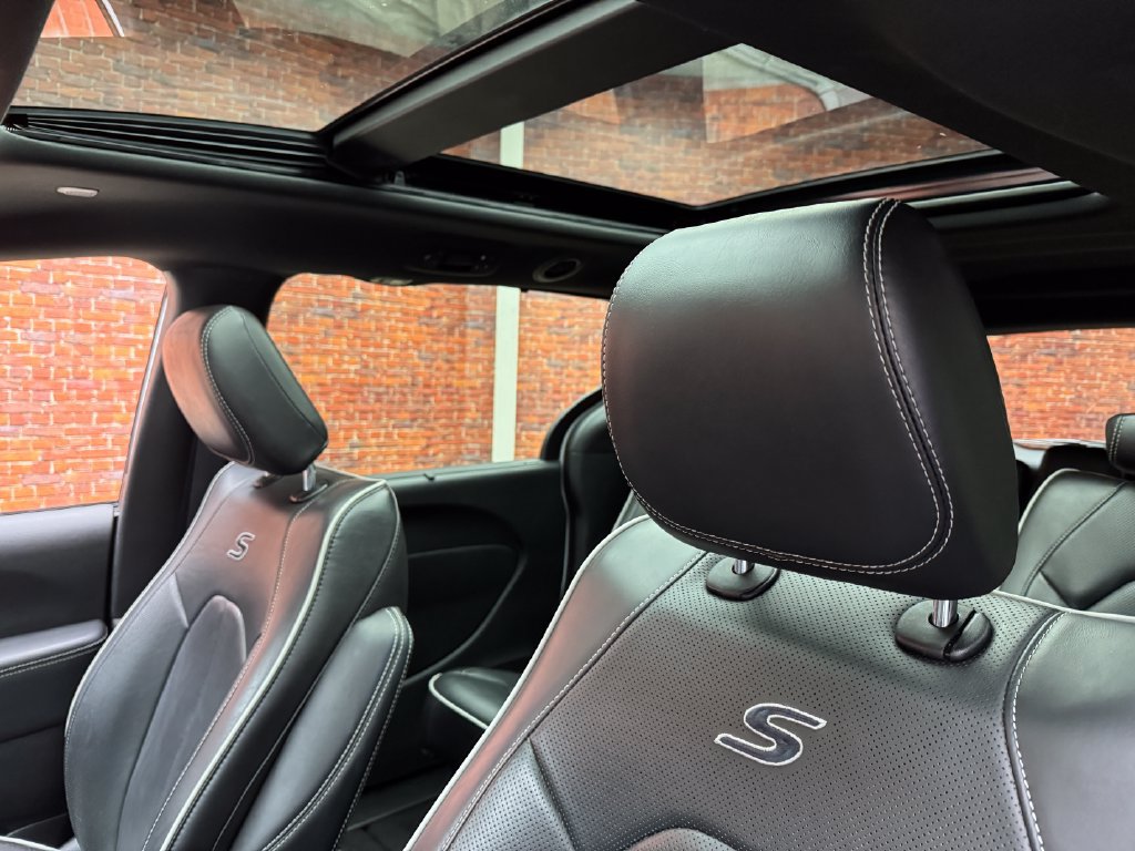 Used 2025 Chrysler Pacifica Limited FWD image 3