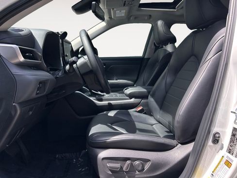 Used 2023 Toyota Highlander XLE AWD/4WD image 7