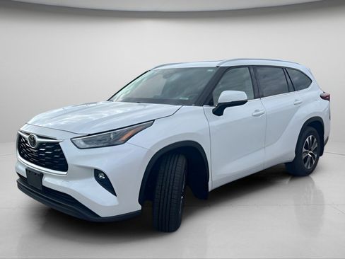 Used 2022 Toyota Highlander XLE AWD/4WD image 14