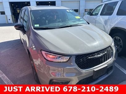 Used 2023 Chrysler Pacifica Limited w/ Uconnect Theater Family Group