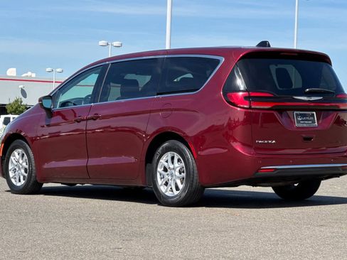 Used 2023 Chrysler Pacifica Touring-L image 7