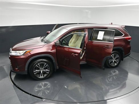 Used 2018 Toyota Highlander Plus w/ Carpet Mat Package (TMS) AWD/4WD image 29