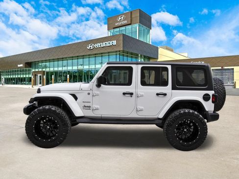 Used 2019 Jeep Wrangler Unlimited Sahara AWD/4WD image 9