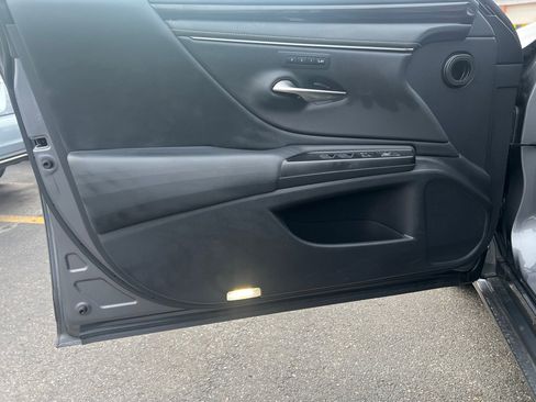 Used 2019 Lexus ES 300h w/ Accessory Package 2 image 9