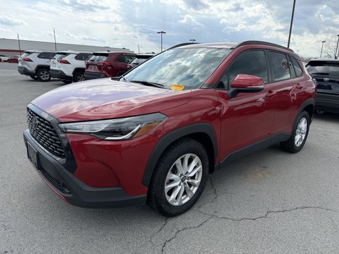 Used 2023 Toyota Corolla Cross LE w/ Moonroof Package image 4