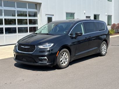 Used 2024 Chrysler Pacifica Touring-L