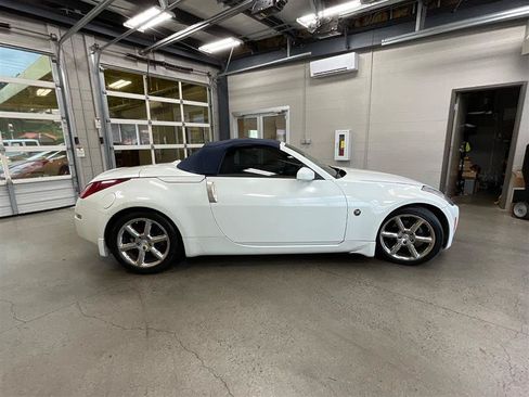Used 2004 Nissan 350Z Touring RWD image 29