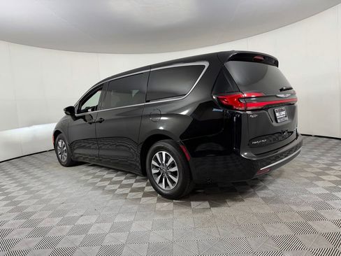 Used 2025 Chrysler Pacifica Select w/ Uconnect Theater Family Group FWD image 9