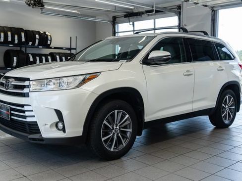 Used 2019 Toyota Highlander XLE AWD/4WD image 3