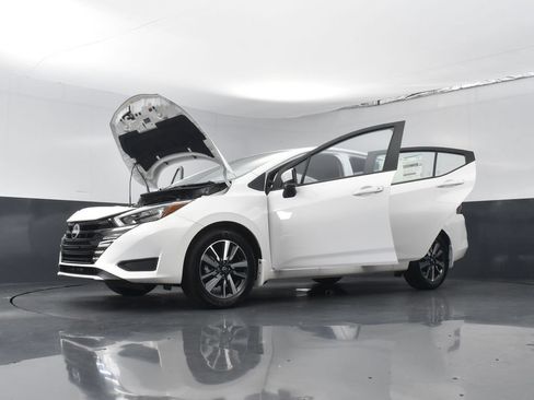New 2025 Nissan Versa SV w/ Trunk Package FWD image 29