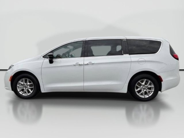 Used 2024 Chrysler Pacifica Touring FWD image 2