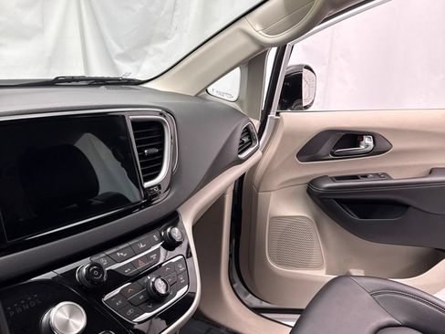 Used 2024 Chrysler Pacifica Touring-L FWD image 20