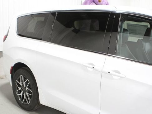 New 2027 Chrysler Pacifica Limited AWD/4WD image 4
