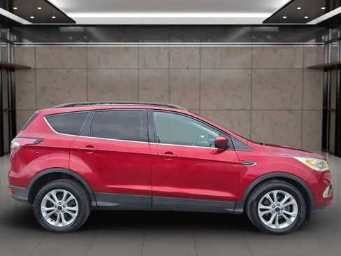 Used 2017 Ford Escape SE w/ Equipment Group 201A FWD image 9