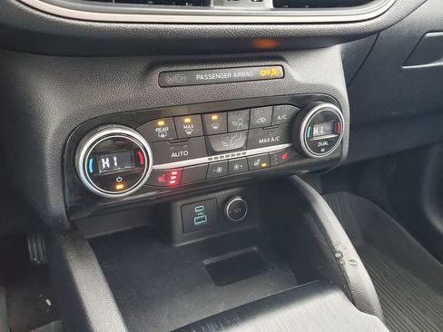 Used 2021 Ford Escape SE w/ SE Sport Appearance Package image 19