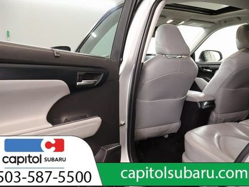 Used 2022 Toyota Highlander XLE AWD/4WD image 29