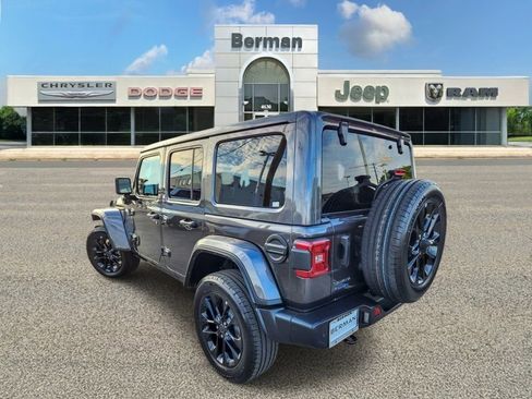 Used 2025 Jeep Wrangler Unlimited Sahara w/ Safety Group AWD/4WD image 8