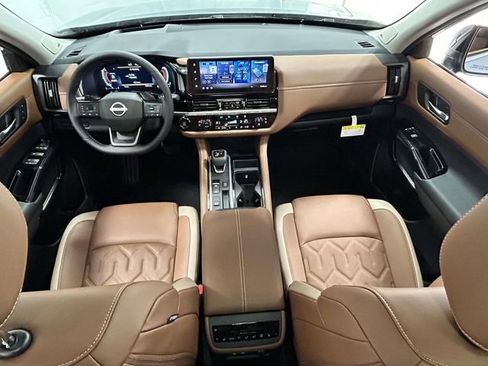 New 2026 Nissan Pathfinder Platinum image 9