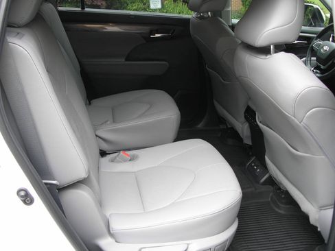 Used 2021 Toyota Highlander Limited AWD/4WD image 7